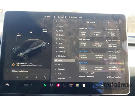 2025 Tesla Model Y Long Range Dual Motor Rear-Wheel Drive z USA, uszkodzony, nr VIN 7SAYGDED0SA348838